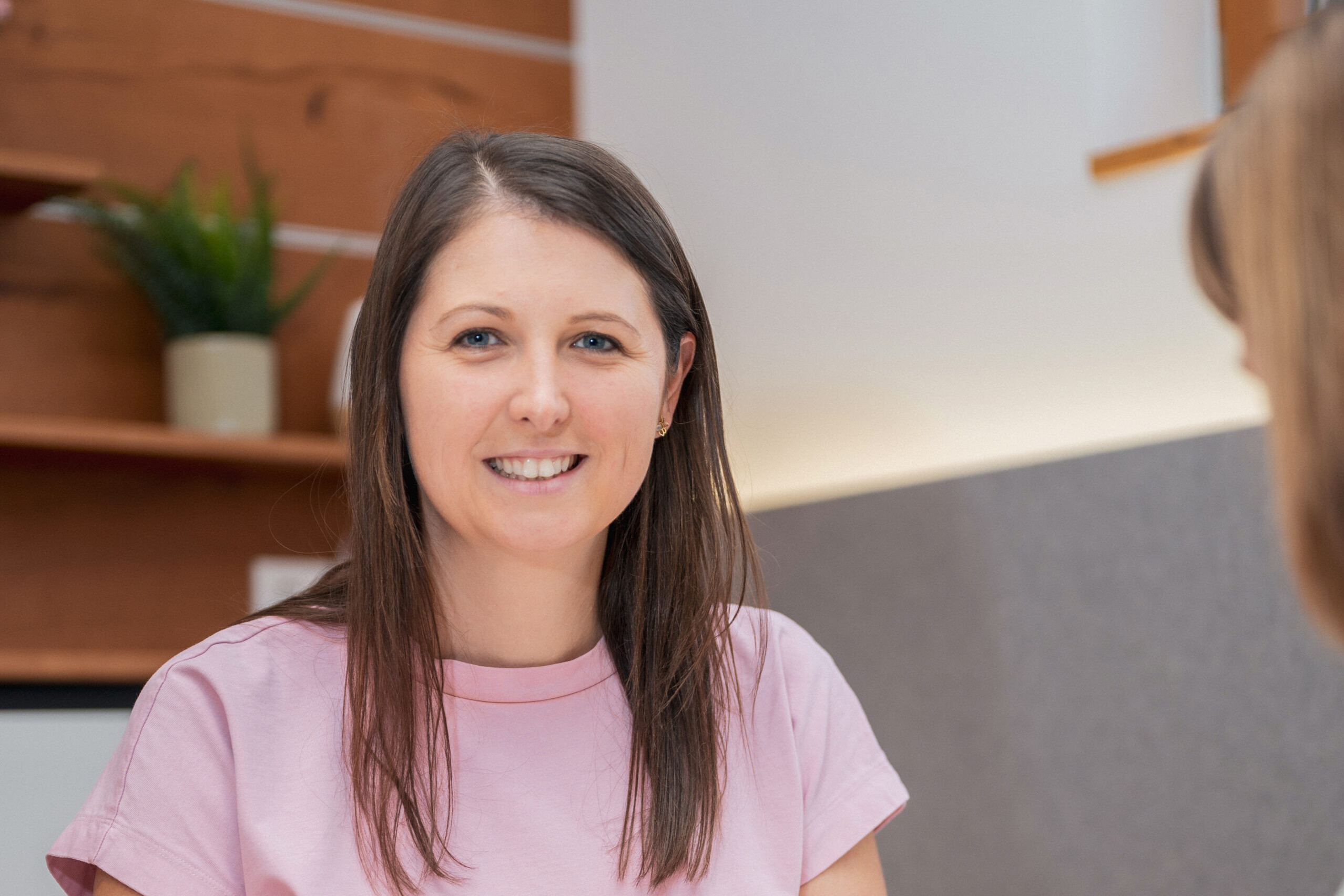 Lisa Rammelmüller bei ergotherapeutischer und osteopathischer Behandlung in der Praxis Feldkirchen an der Donau