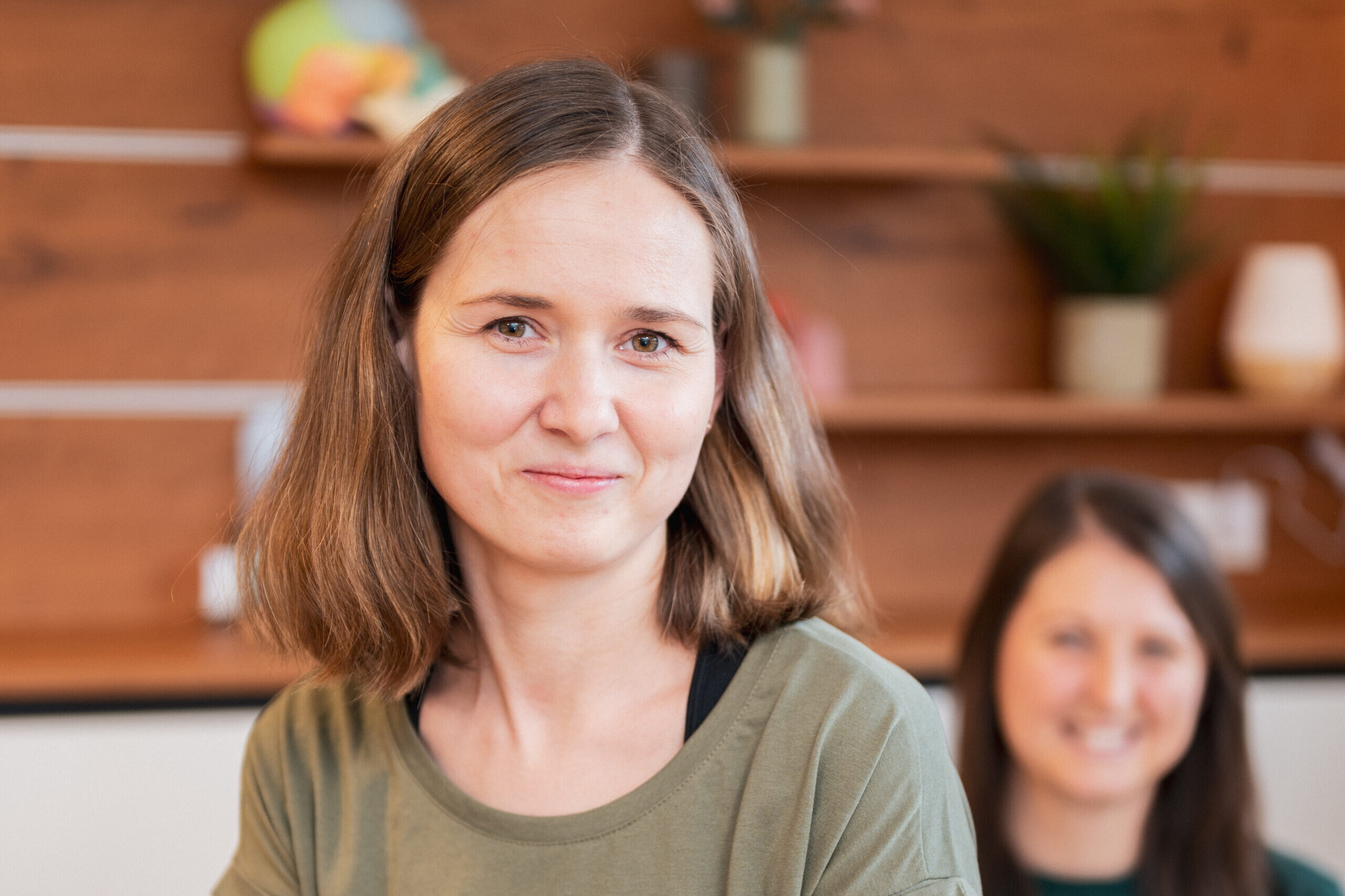 Nicole Oberhauser, Physiotherapeutin und Osteopathin, mit Kolleginnen Lisa Rammelmüller und Jasmin Leibetseder im Hintergrund in der Praxisgemeinschaft Weingarten, Feldkirchen an der Donau
