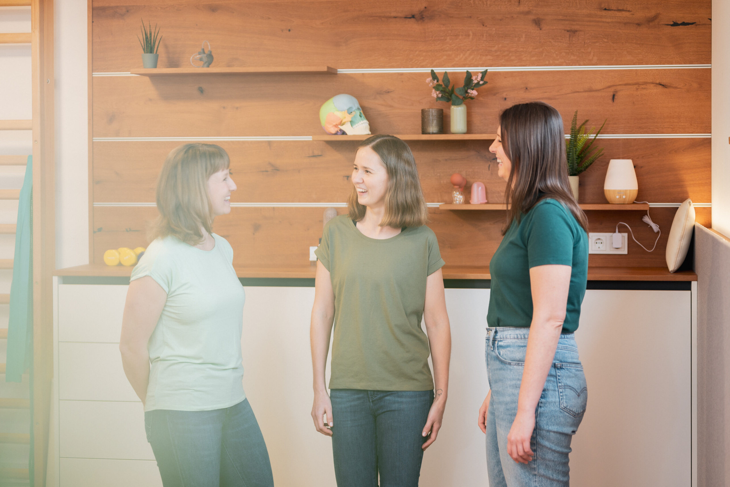 Lisa Rammelmüller, Jasmin Leibetseder und Nicole Oberhauser im fachlichen Austausch in der Praxisgemeinschaft Weingarten, Feldkirchen an der Donau