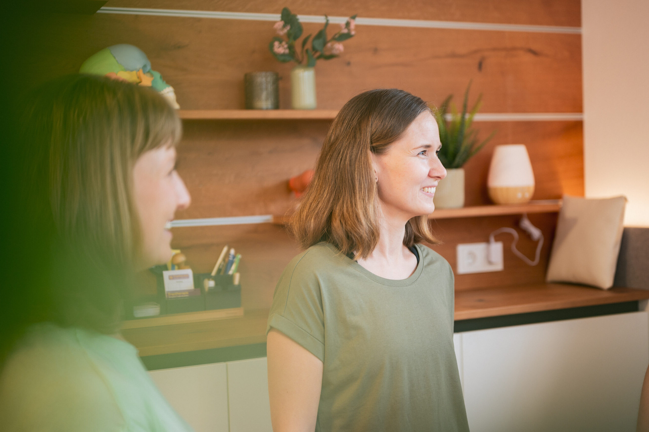 Nicole Oberhauser im Gespräch mit ihren Kolleginnen Lisa Rammelmüller und Jasmin Leibetseder in der Praxisgemeinschaft Weingarten, Feldkirchen an der Donau