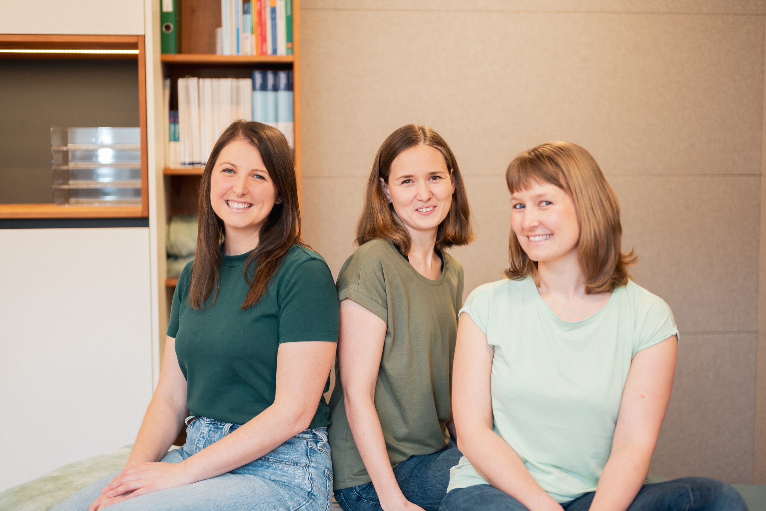 Team der Praxis für Physiotherapie, Ergotherapie und Osteopathie in Feldkirchen an der Donau – Lisa Rammelmüller, Jasmin Leibetseder und Nicole Oberhauser