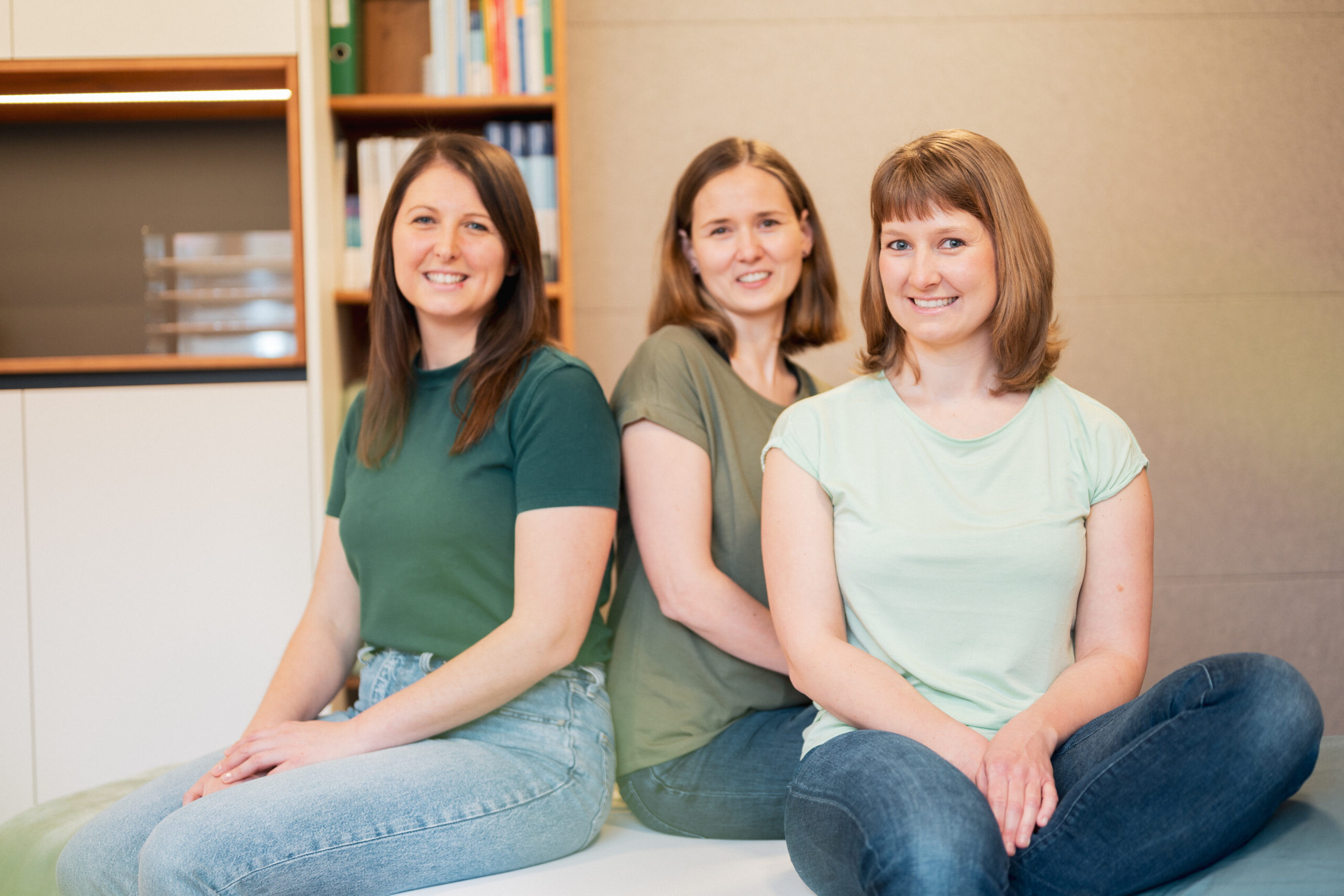 Das Team der Praxisgemeinschaft Weingarten mit Fokus auf Jasmin Leibetseder, Ergotherapeutin, zusammen mit Lisa Rammelmüller und Nicole Oberhauser in Feldkirchen an der Donau