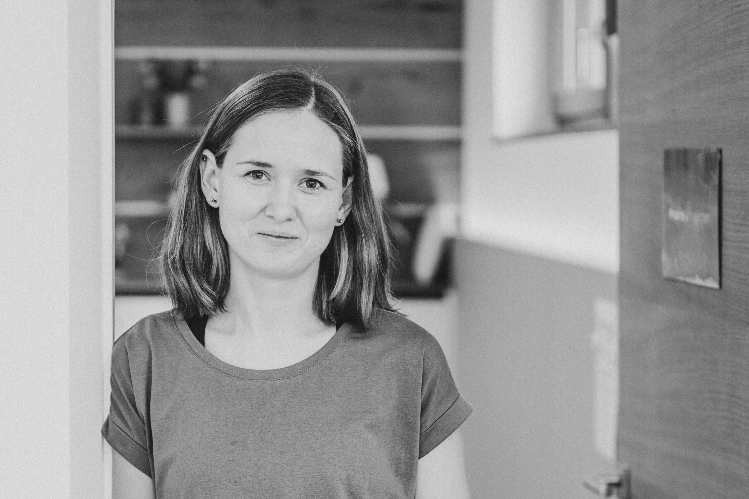 Nicole Oberhauser steht am Eingang der Praxisgemeinschaft Weingarten mit Blick in die Kamera, Feldkirchen an der Donau